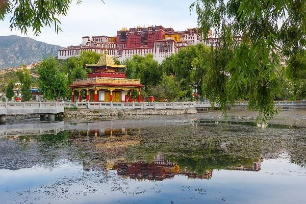 Su, Keren 아티스트의 Potala Palace-UNESCO World Heritage site-with reflection in the lake water-Lhasa-Tibet-China작품입니다.